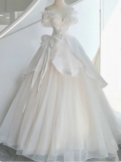 Robe de mariée élégante en satin blanc, coupe trapèze, une épaule, avec épaules dénudées P2497