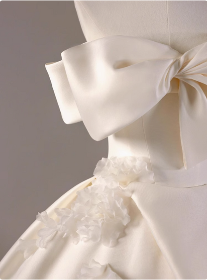 Robe de mariée simple trapèze en satin blanc avec nœud et épaules dénudées P2498