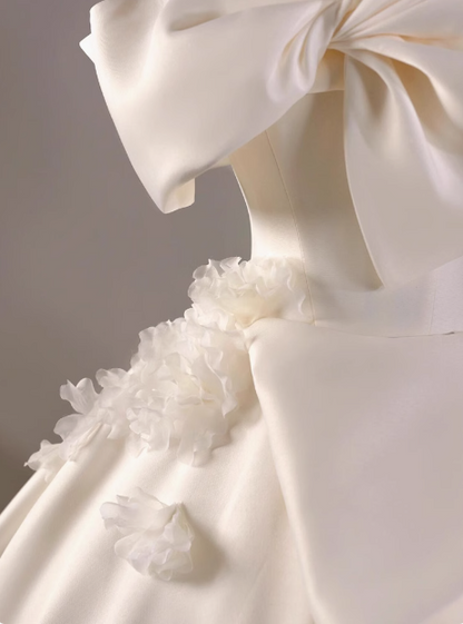 Robe de mariée simple trapèze en satin blanc avec nœud et épaules dénudées P2498