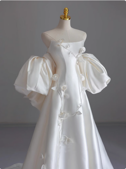 Robe de mariée bustier élégante en satin blanc sans manches P2499