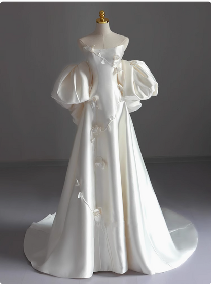 Robe de mariée bustier élégante en satin blanc sans manches P2499