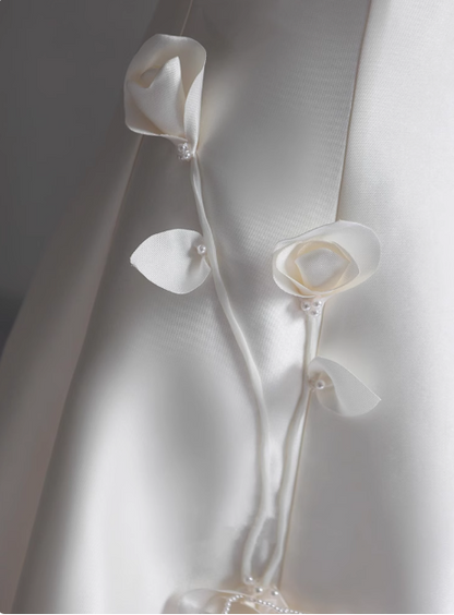 Robe de mariée bustier élégante en satin blanc sans manches P2499