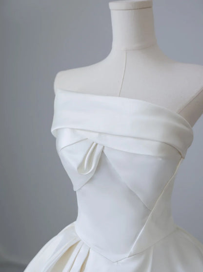 Einfaches und elegantes trägerloses Satin-Brautkleid in Bodenlänge P2500