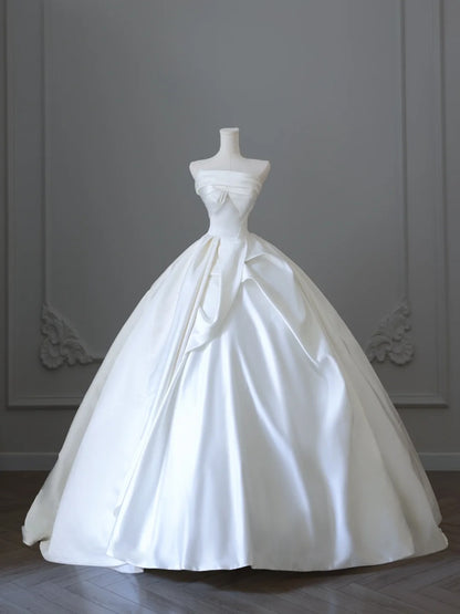 Einfaches und elegantes trägerloses Satin-Brautkleid in Bodenlänge P2500