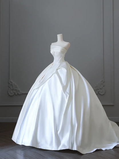 Einfaches und elegantes trägerloses Satin-Brautkleid in Bodenlänge P2500