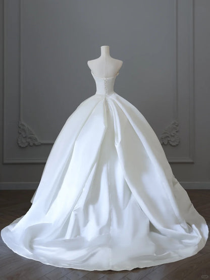 Einfaches und elegantes trägerloses Satin-Brautkleid in Bodenlänge P2500