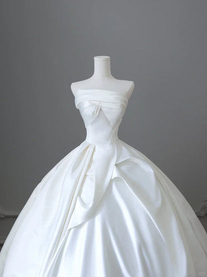 Einfaches und elegantes trägerloses Satin-Brautkleid in Bodenlänge P2500