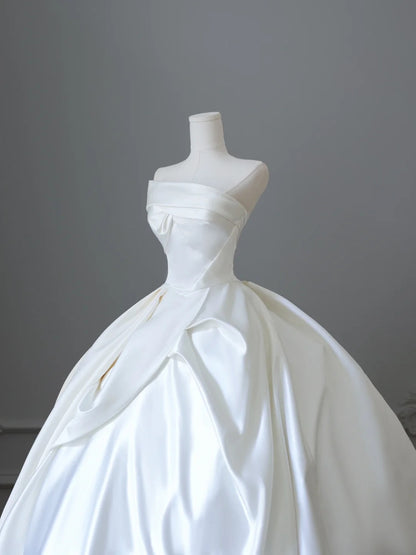 Einfaches und elegantes trägerloses Satin-Brautkleid in Bodenlänge P2500