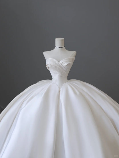 Robe de mariée fluide en satin et dentelle blanche col en V P2502
