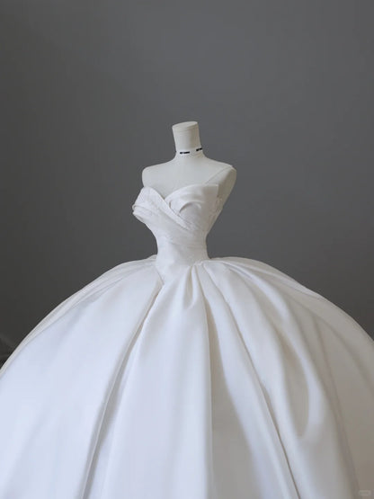 Robe de mariée fluide en satin et dentelle blanche col en V P2502