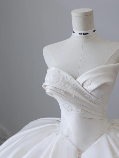 Robe de mariée fluide en satin et dentelle blanche col en V P2502