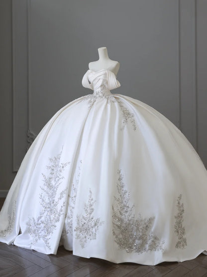 Exquisites, weißes, handbesticktes, luxuriöses, schulterfreies Satin-Hochzeitskleid P2506