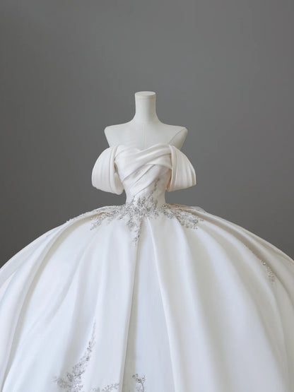 Exquisites, weißes, handbesticktes, luxuriöses, schulterfreies Satin-Hochzeitskleid P2506