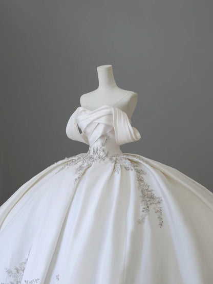 Exquisites, weißes, handbesticktes, luxuriöses, schulterfreies Satin-Hochzeitskleid P2506