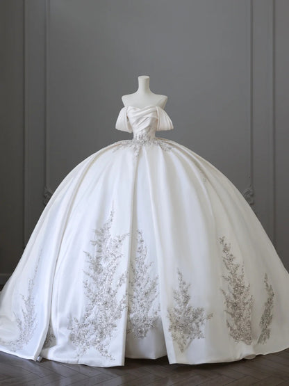 Exquisites, weißes, handbesticktes, luxuriöses, schulterfreies Satin-Hochzeitskleid P2506