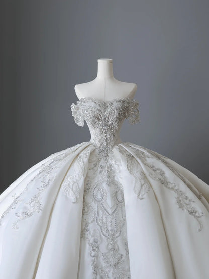 Glänzendes Satin-Brautkleid P2507, bodenlang, mit aufwendiger Strassstein- und Perlenstickerei im Vintage-Stil