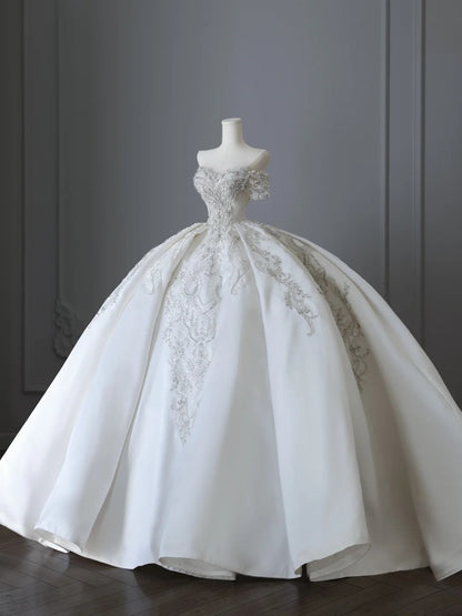 Glänzendes Satin-Brautkleid P2507, bodenlang, mit aufwendiger Strassstein- und Perlenstickerei im Vintage-Stil