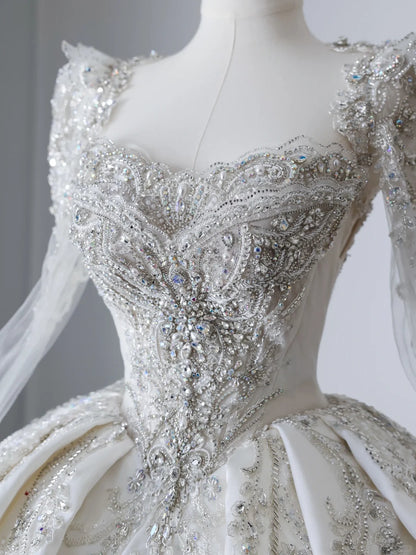 Glänzendes Satin-Brautkleid P2507, bodenlang, mit aufwendiger Strassstein- und Perlenstickerei im Vintage-Stil