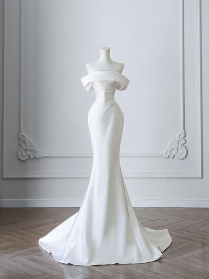 Schlichtes, weißes Meerjungfrauen-Brautkleid mit plissierter One-Shoulder und Schleppe P2508