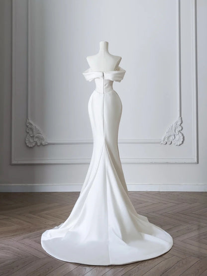 Schlichtes, weißes Meerjungfrauen-Brautkleid mit plissierter One-Shoulder und Schleppe P2508