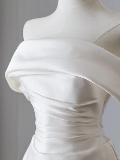 Schlichtes, weißes Meerjungfrauen-Brautkleid mit plissierter One-Shoulder und Schleppe P2508