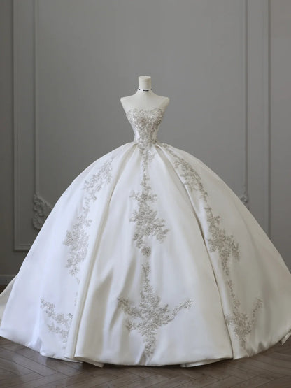 Elegantes weißes trägerloses Hochzeitskleid aus Satin mit Perlenstickerei, bodenlang P2512
