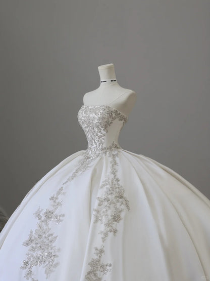 Elegantes weißes trägerloses Hochzeitskleid aus Satin mit Perlenstickerei, bodenlang P2512