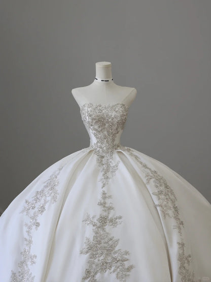 Elegantes weißes trägerloses Hochzeitskleid aus Satin mit Perlenstickerei, bodenlang P2512