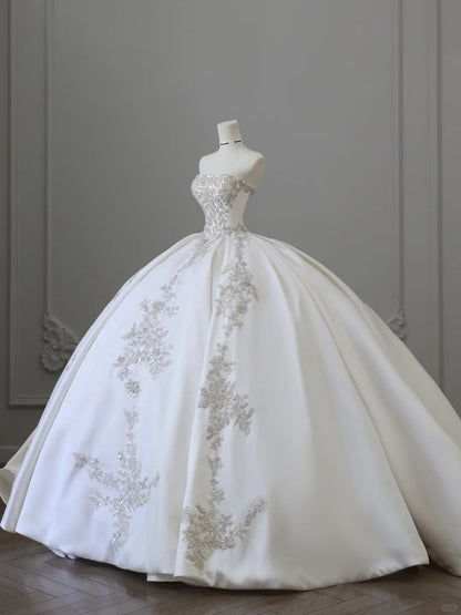 Elegantes weißes trägerloses Hochzeitskleid aus Satin mit Perlenstickerei, bodenlang P2512