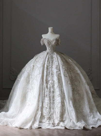 Robe de mariée de luxe vintage blanche à encolure bustier, épaules dénudées, en dentelle, coupe princesse, longueur ras du sol P2516