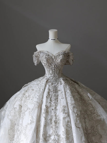 Robe de mariée de luxe vintage blanche à encolure bustier, épaules dénudées, en dentelle, coupe princesse, longueur ras du sol P2516