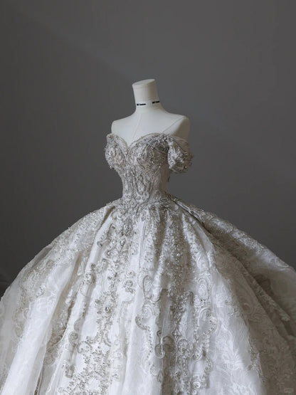 Robe de mariée de luxe vintage blanche à encolure bustier, épaules dénudées, en dentelle, coupe princesse, longueur ras du sol P2516