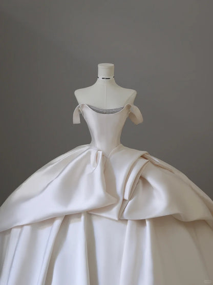 Elegantes und schlichtes, schulterfreies, bodenlanges Hochzeitskleid aus Satin in Weiß P2521
