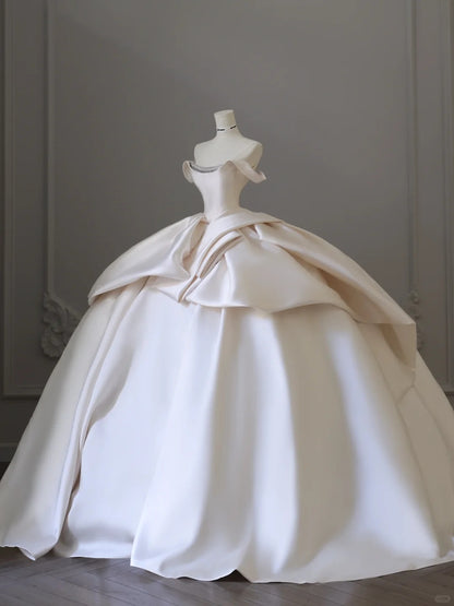 Elegantes und schlichtes, schulterfreies, bodenlanges Hochzeitskleid aus Satin in Weiß P2521