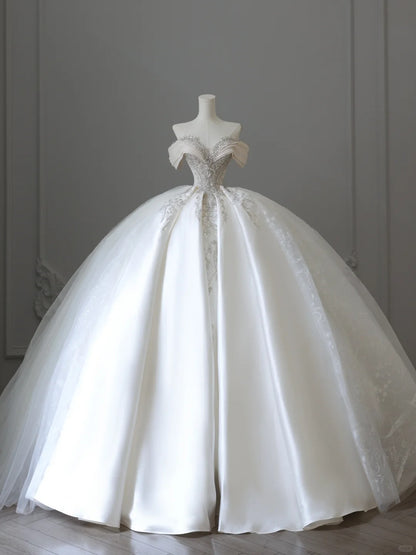 Elegantes schulterfreies Brautkleid mit herzförmigem Ausschnitt, glänzendem Perlenbesatz und Satin in Bodenlänge P2522