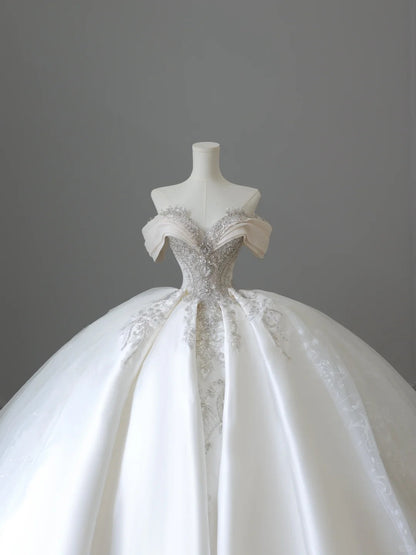Elegantes schulterfreies Brautkleid mit herzförmigem Ausschnitt, glänzendem Perlenbesatz und Satin in Bodenlänge P2522