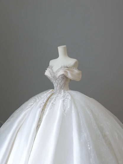 Elegantes schulterfreies Brautkleid mit herzförmigem Ausschnitt, glänzendem Perlenbesatz und Satin in Bodenlänge P2522