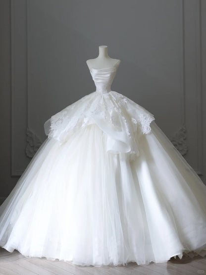 Elegantes weißes schulterfreies Brautkleid aus Spitze und Tüll, schlicht, bodenlang P2523