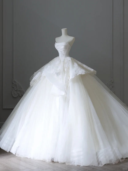 Elegantes weißes schulterfreies Brautkleid aus Spitze und Tüll, schlicht, bodenlang P2523