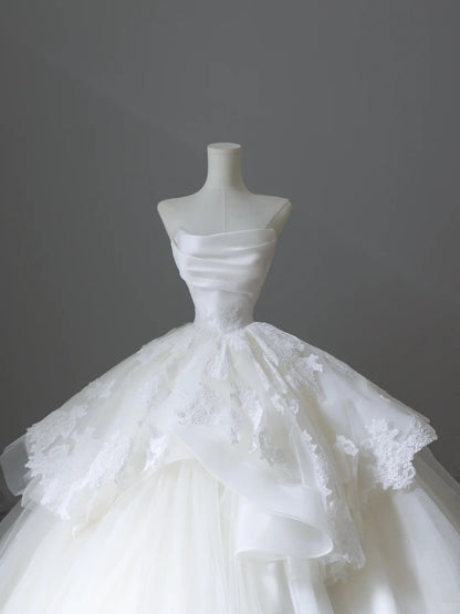 Elegantes weißes schulterfreies Brautkleid aus Spitze und Tüll, schlicht, bodenlang P2523