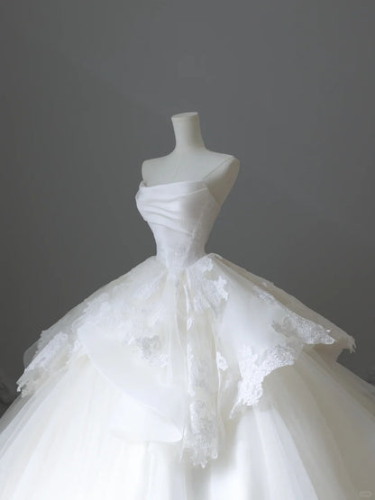 Elegantes weißes schulterfreies Brautkleid aus Spitze und Tüll, schlicht, bodenlang P2523