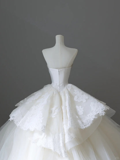 Elegantes weißes schulterfreies Brautkleid aus Spitze und Tüll, schlicht, bodenlang P2523
