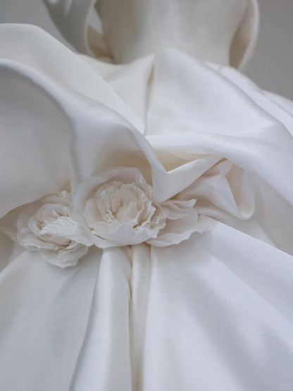 Robe de mariée longue élégante et simple en satin blanc avec roses 3D P2524