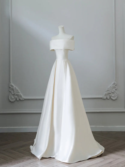 Elegantes, weißes, schlichtes, bodenlanges Brautkleid P2525 aus Satin mit One-Shoulder und Schleifenapplikation