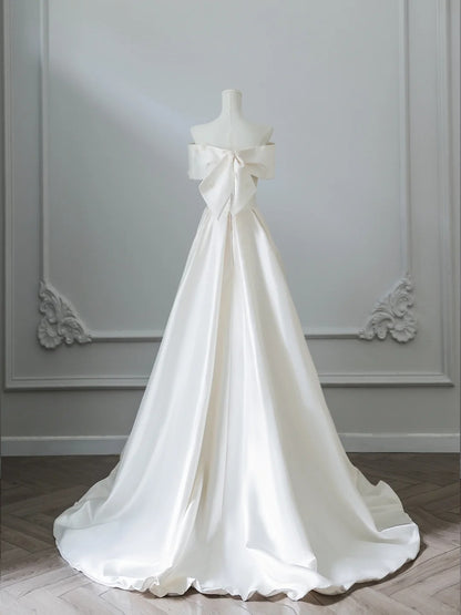 Elegantes, weißes, schlichtes, bodenlanges Brautkleid P2525 aus Satin mit One-Shoulder und Schleifenapplikation