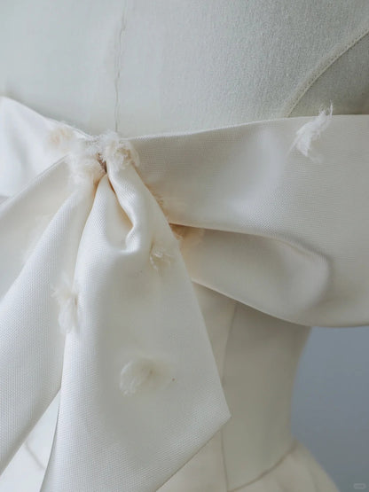 Elegantes, weißes, schlichtes, bodenlanges Brautkleid P2525 aus Satin mit One-Shoulder und Schleifenapplikation