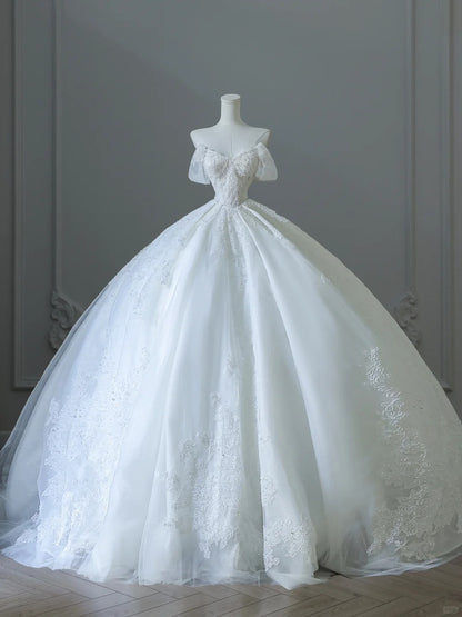 Elegantes weißes schulterfreies Hochzeitskleid aus Spitze und Tüll, bodenlang P2527
