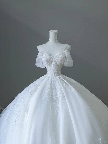 Elegantes weißes schulterfreies Hochzeitskleid aus Spitze und Tüll, bodenlang P2527