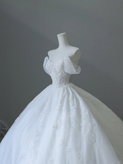 Elegantes weißes schulterfreies Hochzeitskleid aus Spitze und Tüll, bodenlang P2527