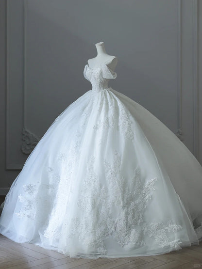 Elegantes weißes schulterfreies Hochzeitskleid aus Spitze und Tüll, bodenlang P2527